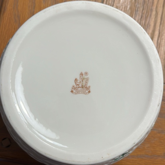 Belleek Shamrock Kylemore Planter - Picture 3 of 6